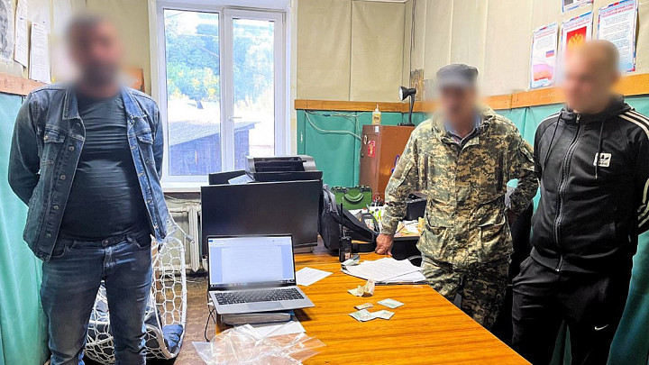 Храпевшего в автобусе гражданина Казахстана наказали за попытку подкупить полицейского